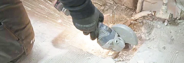 Person schneidet Fliesen mit Trennschleifer